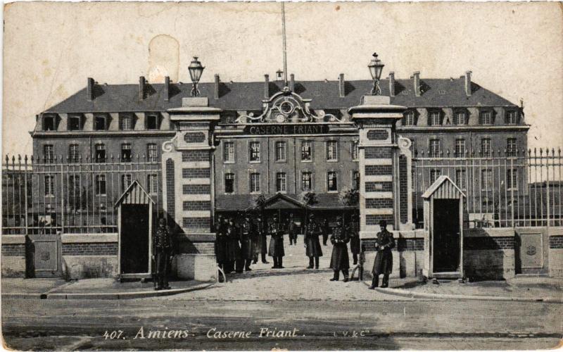 Carte postale ancienne Amiens Caserne Friant à Amiens