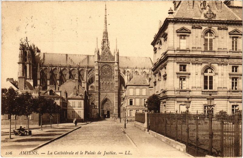 Carte postale ancienne Amiens la cathedrale Palais de Justice à Amiens