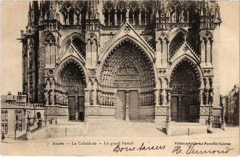 Carte postale ancienne Amiens la cathedrale le grand portail à Amiens
