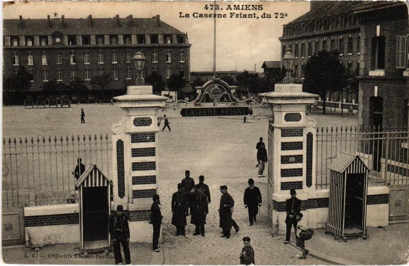 Carte postale ancienne Amiens la caserne Friant à Amiens