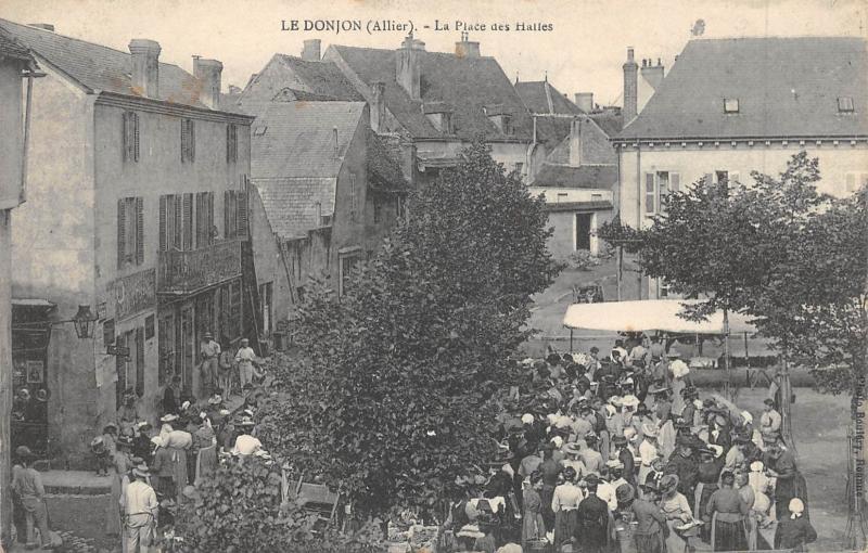 Carte postale ancienne Le Donjon - La Place Des Halles au Donjon