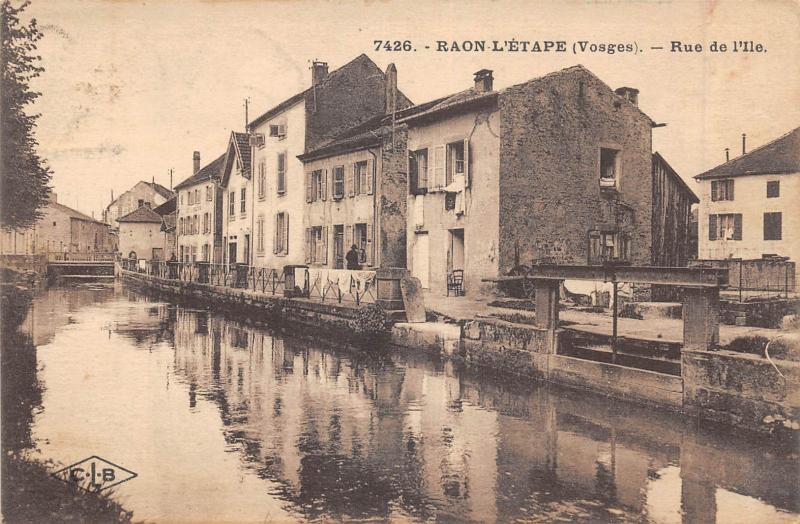 Carte postale ancienne Raon L'Etape - Rue De L'Ile à Raon-l'Étape