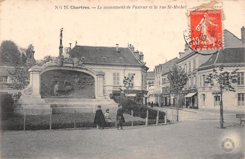 Carte postale ancienne Chartres - Le Monument De Pasteur Et Rue Saint Michel à Chartres