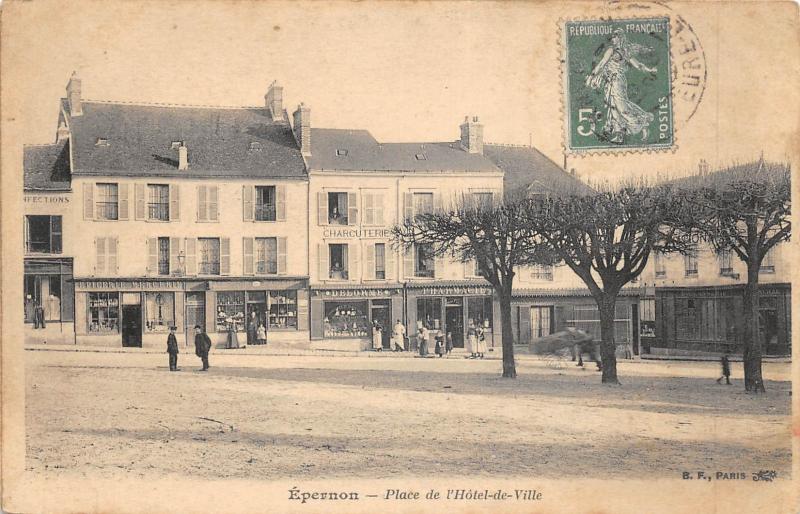 Carte postale ancienne Epernon - Place De L'Hotel De Ville à Épernon