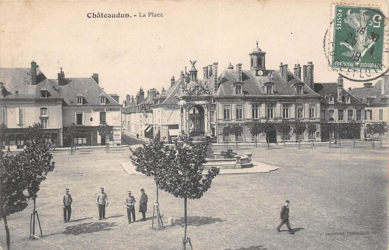Carte postale ancienne Chateaudun - La Place à Châteaudun
