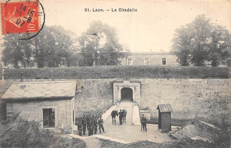 Carte postale ancienne Laon - La Citadelle à Laon