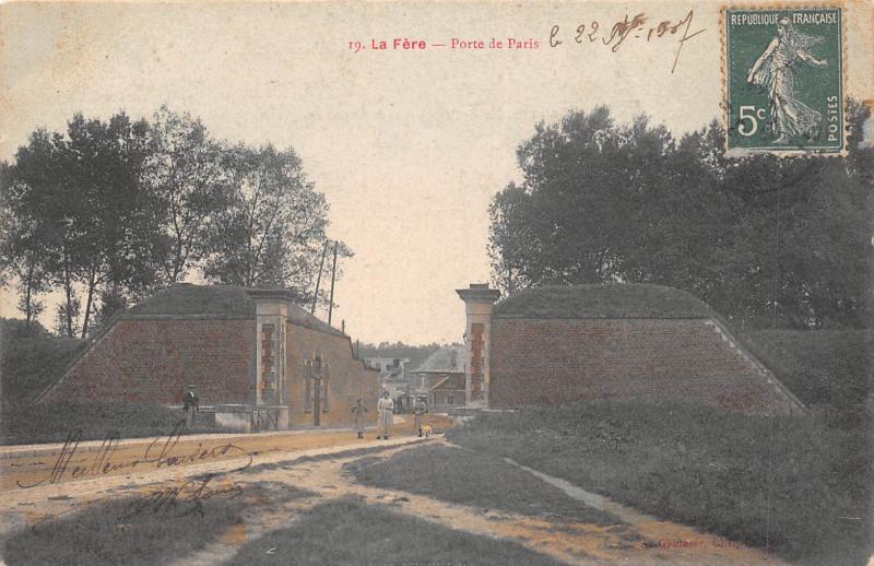 Carte postale ancienne La Fere - Porte De Paris à La Fère
