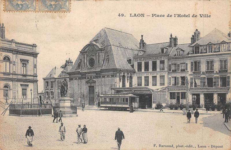 Carte postale ancienne Laon - Place De L'Hotel De Ville à Laon