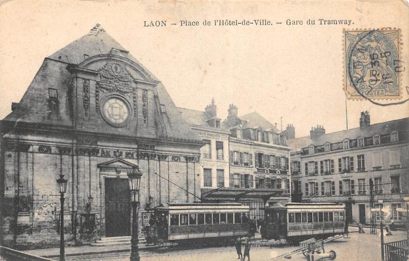 Carte postale ancienne Laon - Place De L'Hotel De Vlle - Gare Des Tramways à Laon