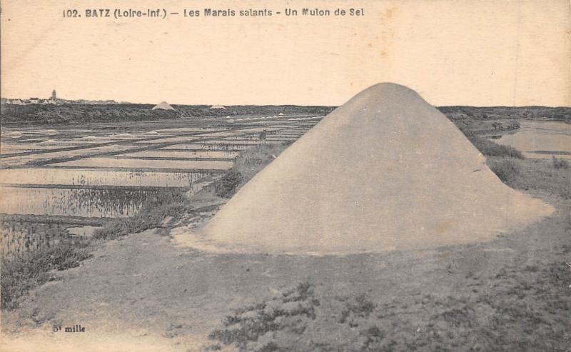 Carte postale ancienne Batz - Les Marais Salants - Un Mulon De Sel