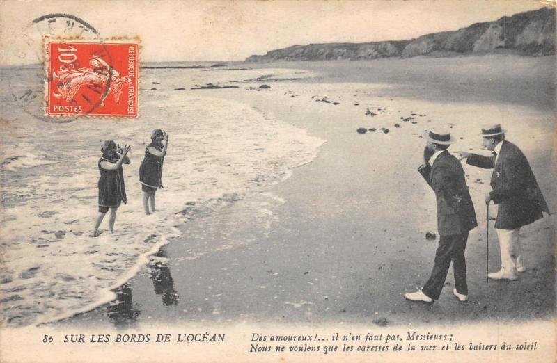 Carte postale ancienne Sur Les Bords De L'Ocean - Des Amoureux
