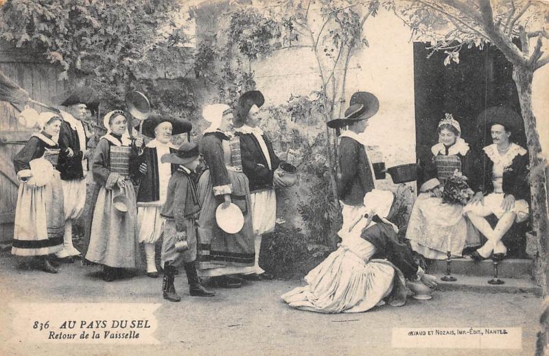 Carte postale ancienne Au Pays Du Sel - Retour De La Vaisselle