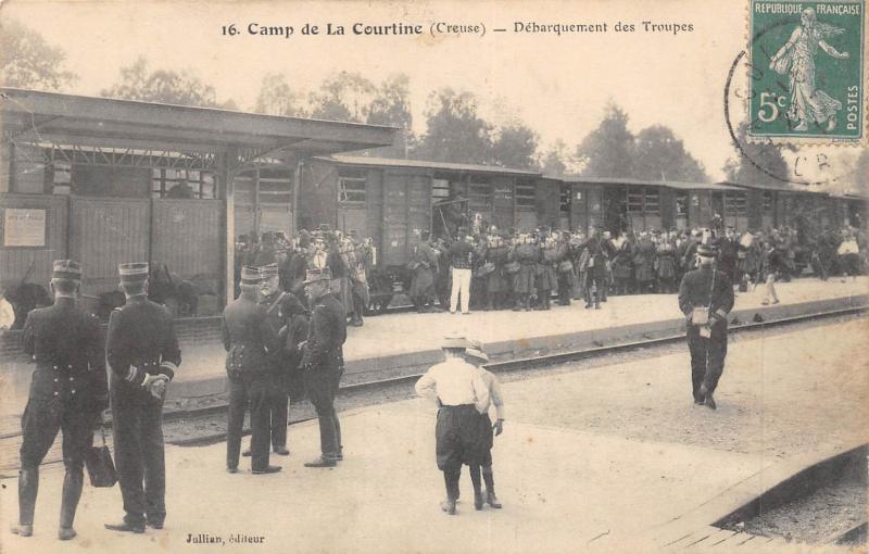 Carte postale ancienne Camp De La Courtine - Debarquement Des Troupes à La Courtine