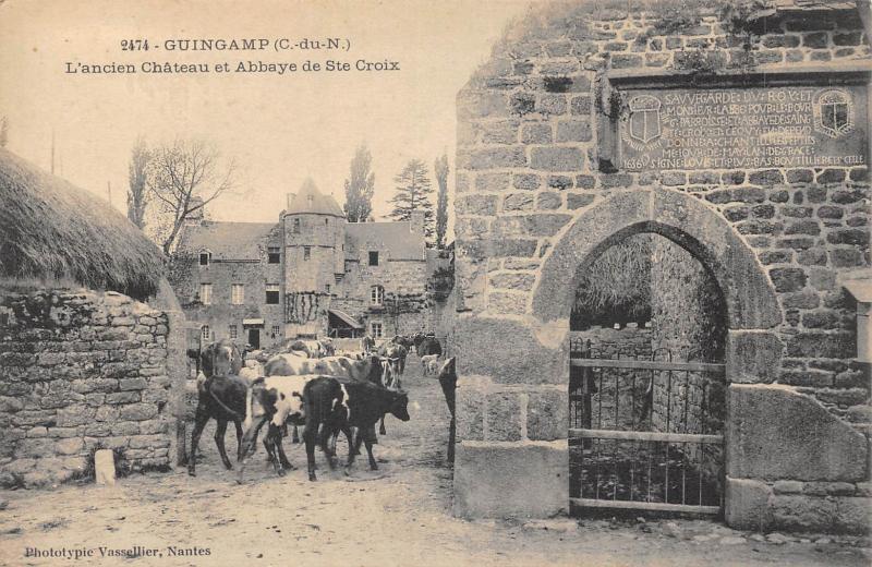 Carte postale ancienne Guingamp - L'Ancien Chateau Et Abbaye De Sainte Croix à Guingamp