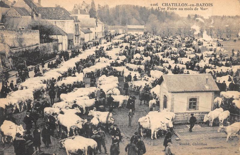 Carte postale ancienne Chatillon En Bazois - Une Foire Au Mois De Mars à Châtillon-en-Bazois