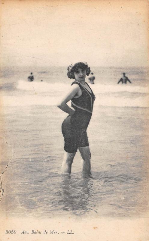 Carte postale ancienne Aux Bains De Mer - Baigneuse