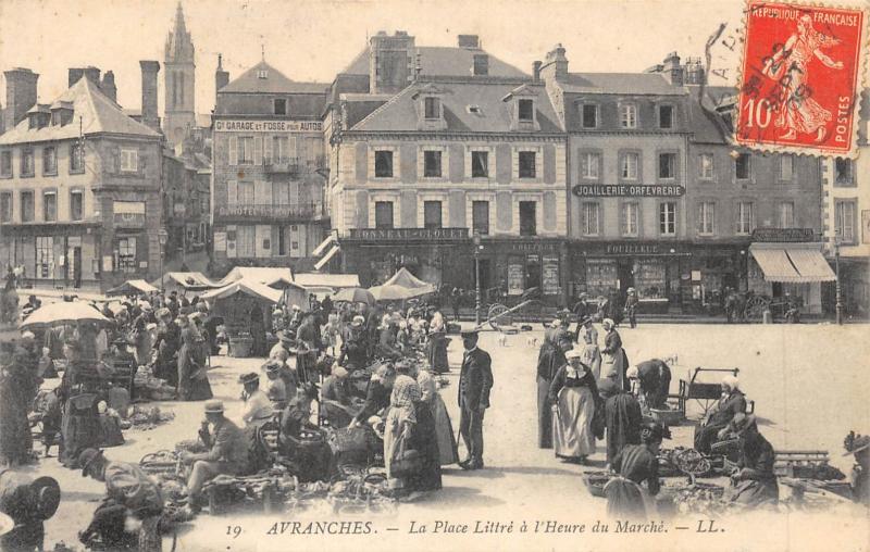 Carte postale ancienne Avranches - La Place Littre A L'Heure Du Marche à Avranches