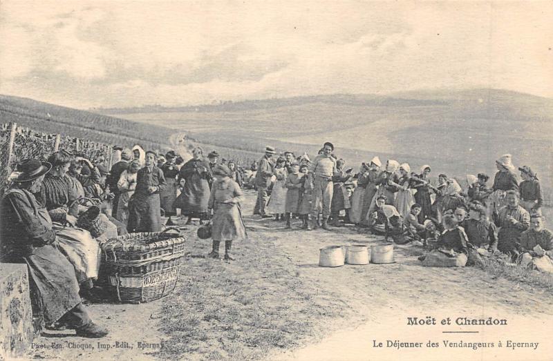 Carte postale ancienne Moet Chandon - Le Dejeuner Des Vendangeurs A Epernay