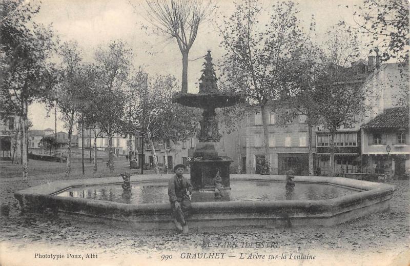 Carte postale ancienne Graulhet - L'Arbre Sur La Fontaine à Graulhet