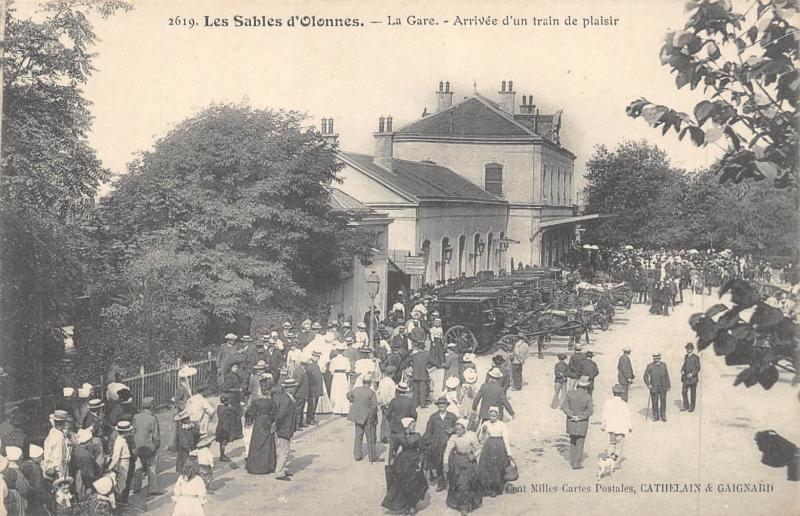Carte postale ancienne Les Sables D'Olonne - La Gare - Arrivee D'Un Train De Plaisir aux Sables-d'Olonne