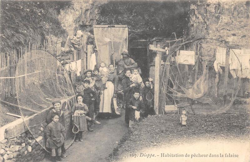 Carte postale ancienne Dieppe - Habitation De Pecheurs Dans La Falaise à Dieppe