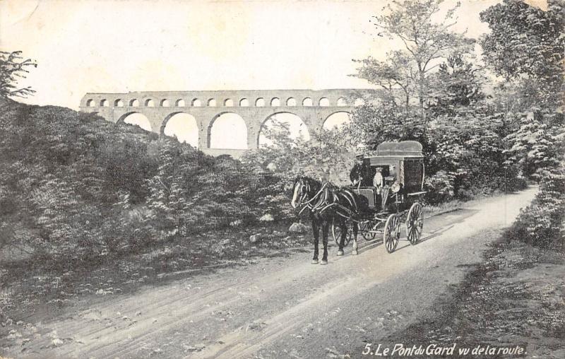 Carte postale ancienne Le Pont Du Gard Vu De La Route