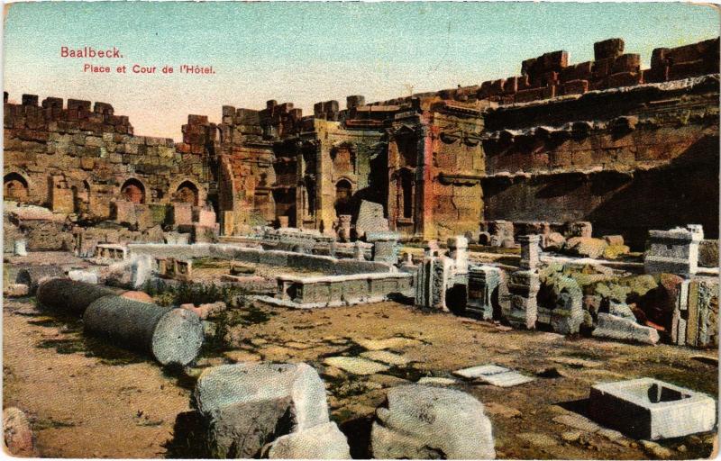 Carte postale ancienne Baalbeck Place et Cour de l'Hotel Lebanon