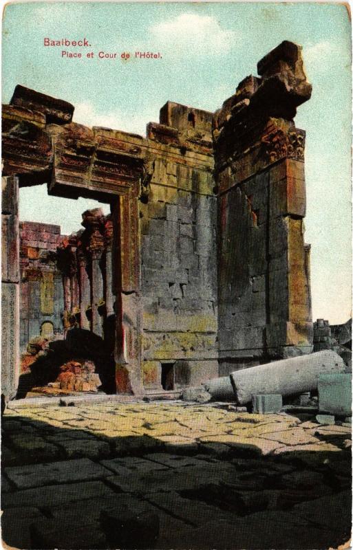 Carte postale ancienne Baalbeck Place et Cour de l'Hotel Lebanon