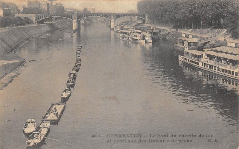 Carte postale ancienne Charenton - Le Pont Du Chemin De Fer - Enfilade Des Bateaux De Peche à Charenton-le-Pont