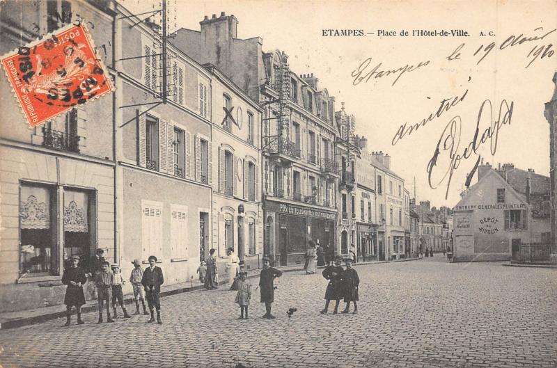 Carte postale ancienne Etampes - Place De L'Hotel De Ville à Étampes