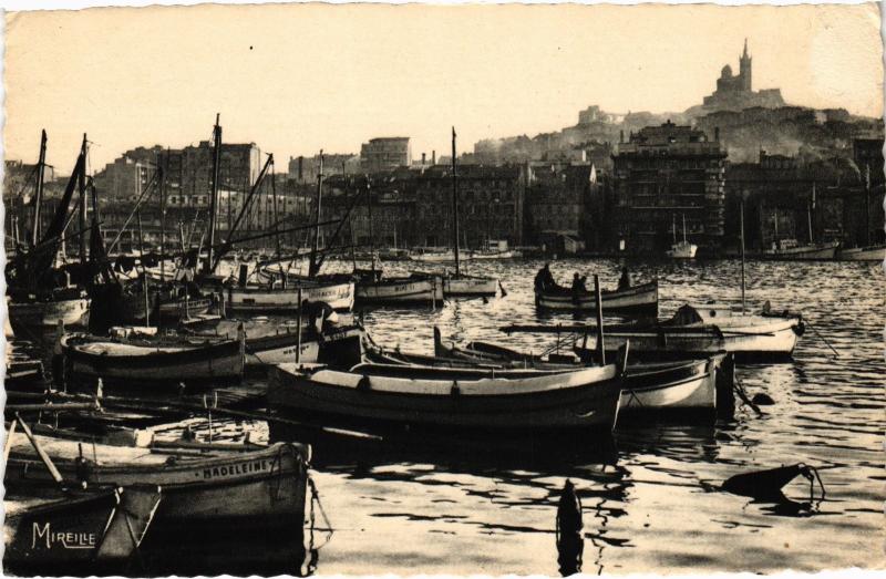 Carte postale ancienne Marseille le port et Notre Dame de la Garde à Marseille