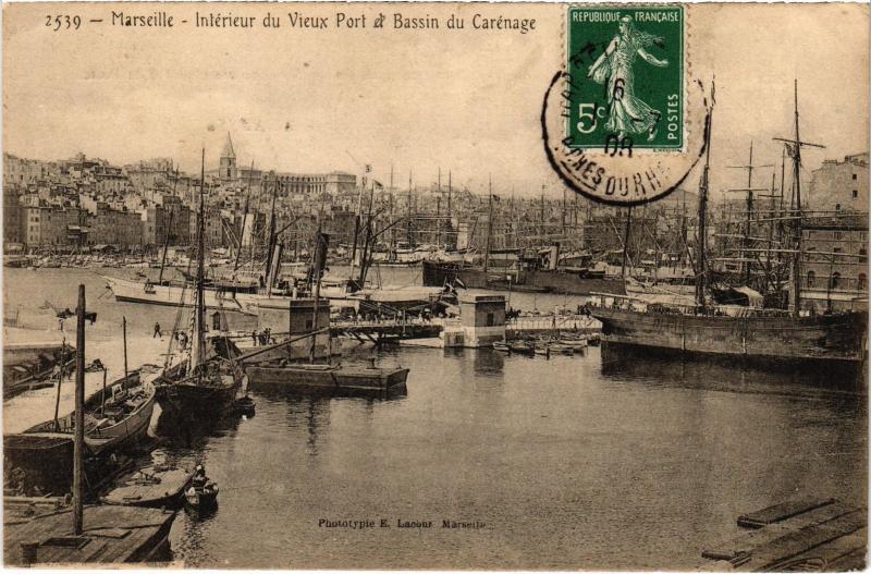 Carte postale ancienne Marseille interieur du vieux port à Marseille