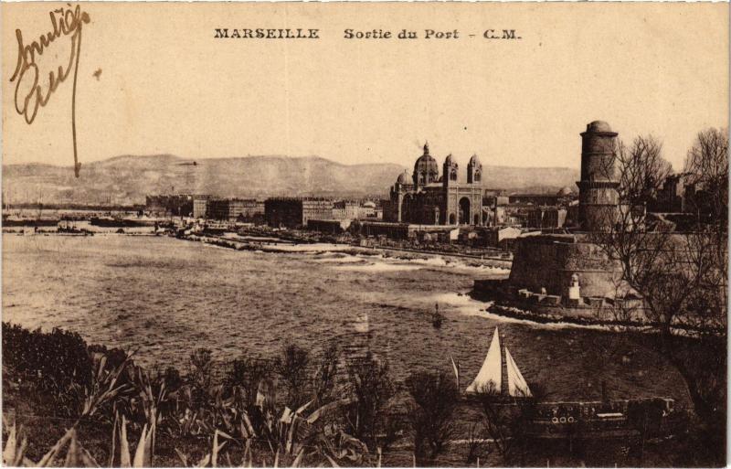 Carte postale ancienne Marseille Sortie du vieux port à Marseille