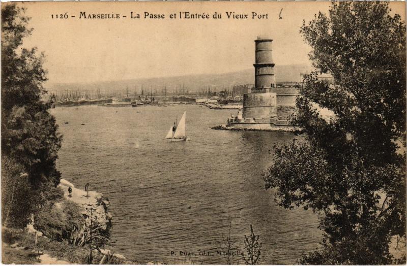 Carte postale ancienne Marseille la passe et entree du port à Marseille