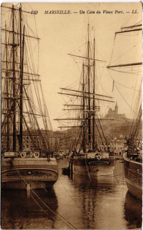 Carte postale ancienne Marseille un coin du vieux port à Marseille