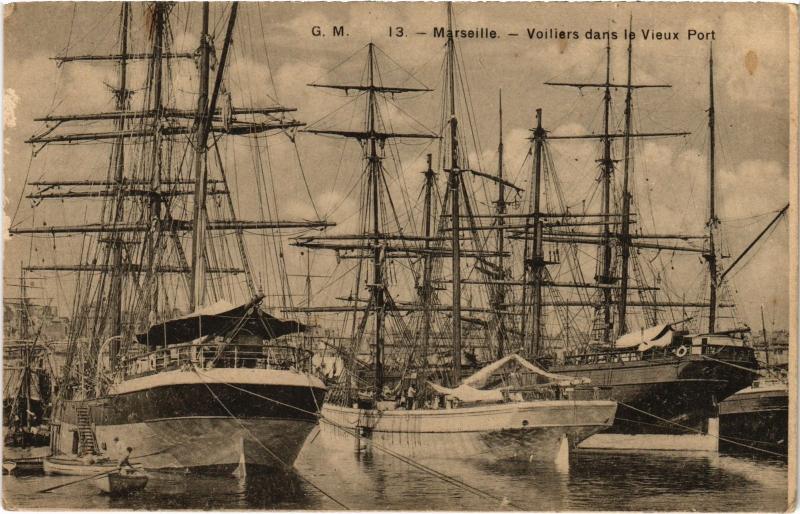Carte postale ancienne Marseille Voiliers dans le vieux port à Marseille