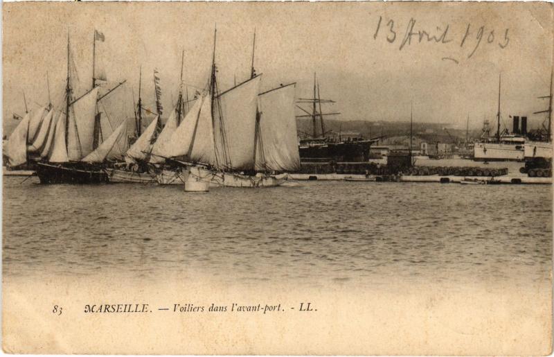 Carte postale ancienne Marseille Voiliers dans l'avant port à Marseille