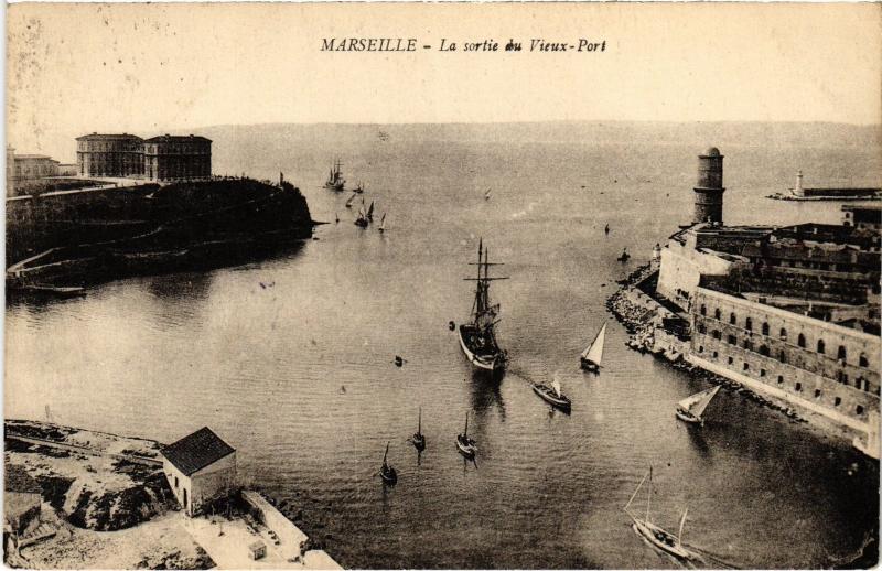 Carte postale ancienne Marseille sortie du vieux port à Marseille