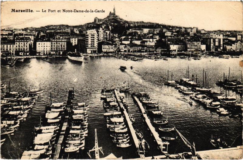Carte postale ancienne Marseille le port et Notre Dame de la Garde à Marseille