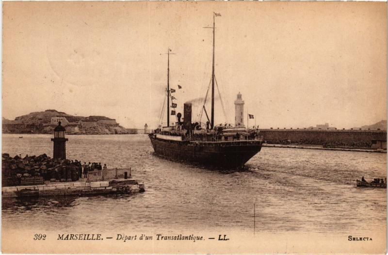 Carte postale ancienne Marseille depart d'un Transatlantique à Marseille