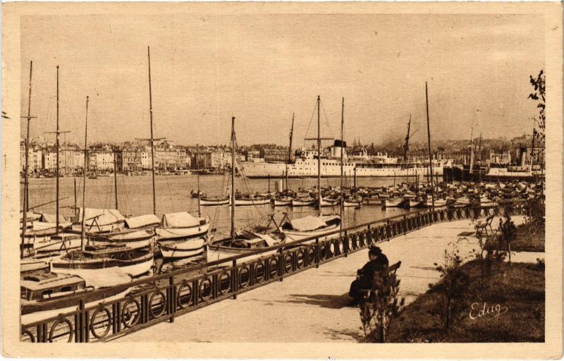 Carte postale ancienne Marseille un coin du vieux port à Marseille