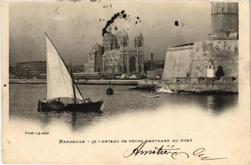 Carte postale ancienne Marseille Bateau de Peche rentrant au port à Marseille