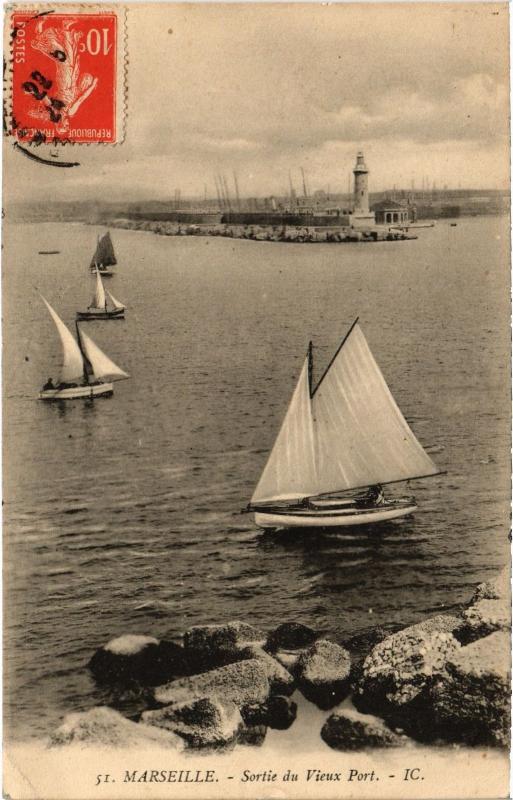 Carte postale ancienne Marseille Sortie du vieux port à Marseille