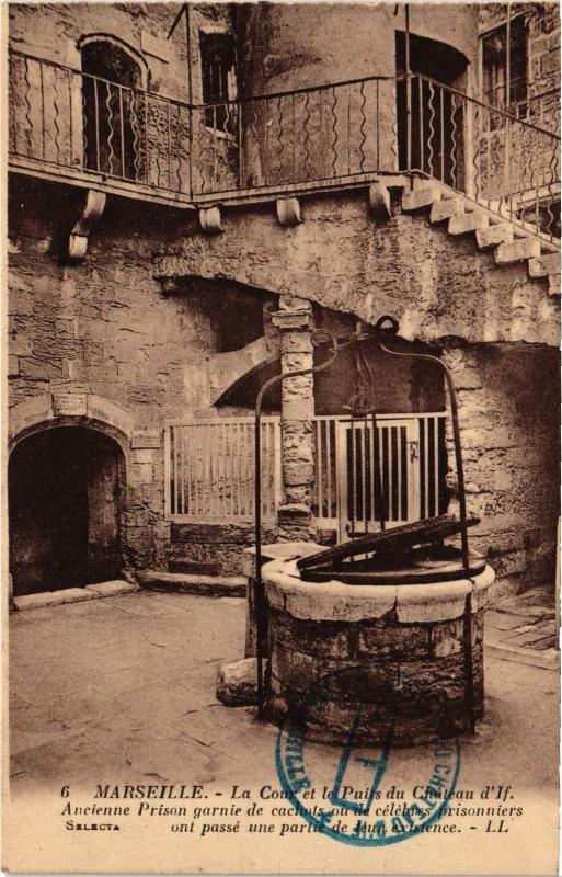 Carte postale ancienne Marseille la Cour et Puits du Chateau d'If à Marseille