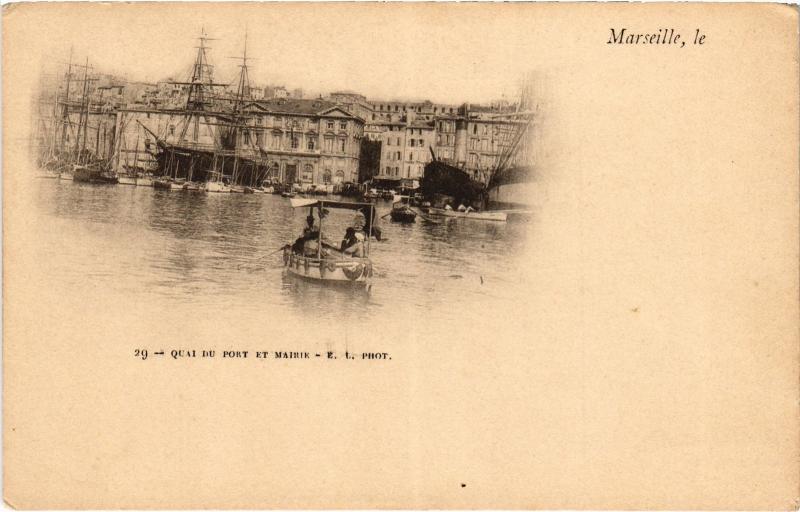 Carte postale ancienne Marseille Quai du Port et la Mairie à Marseille
