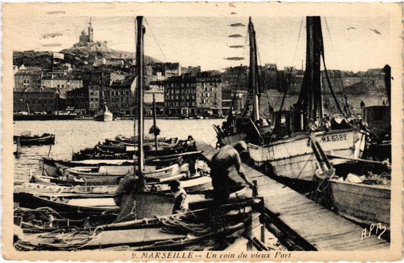 Carte postale ancienne Marseille un coin du vieux port à Marseille