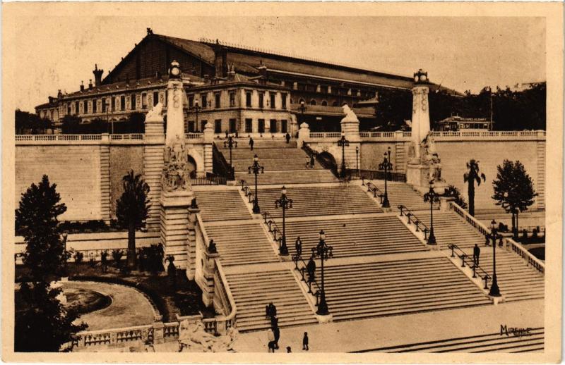 Carte postale ancienne Marseille Escalier Monument de la Gare à Marseille