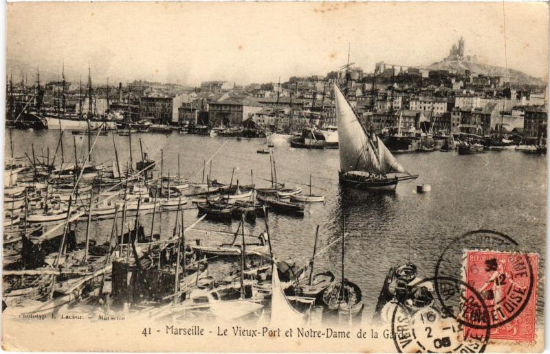 Carte postale ancienne Marseille le port et Notre Dame de la Garde à Marseille