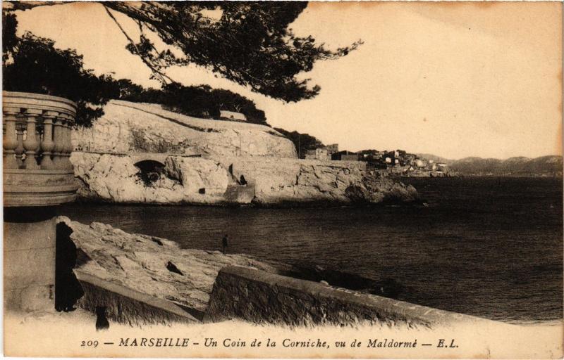 Carte postale ancienne Marseille un coin de la Corniche à Marseille