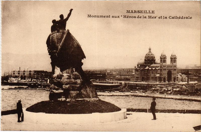 Carte postale ancienne Marseille Monument aux Heros de la Mer à Marseille